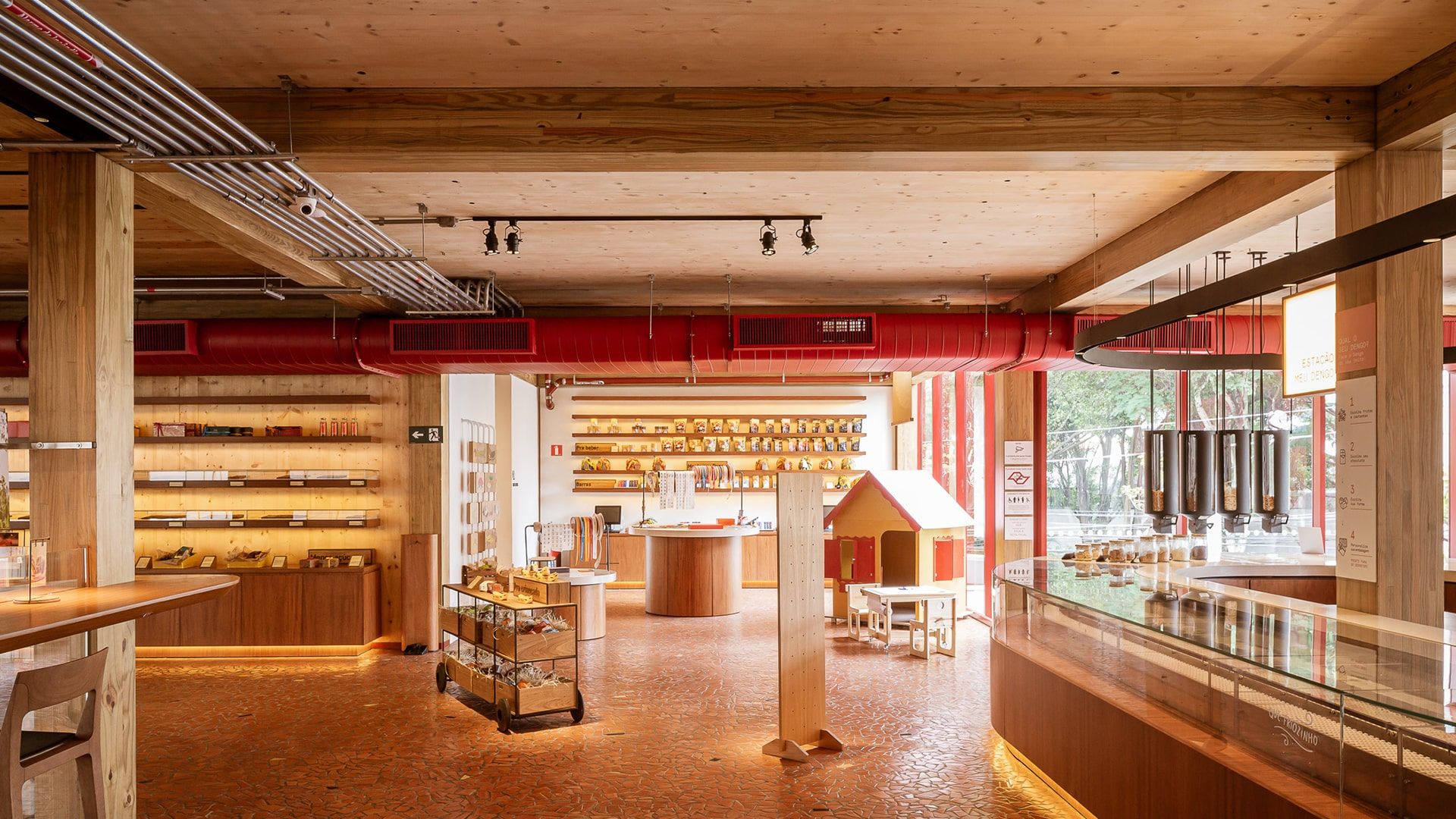 Um dos espaços da loja Dengo Chocolates, construída com madeira CLT